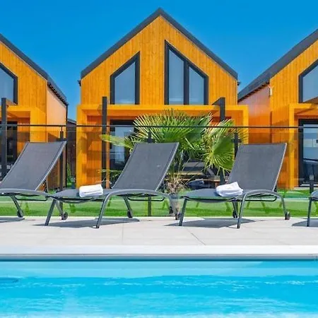 Large Home, Swimming Pool, Sauna, Jacuzzi بيت للعطل *