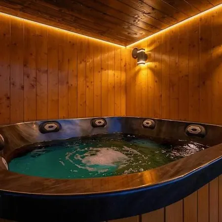 Large Home, Swimming Pool, Sauna, Jacuzzi *